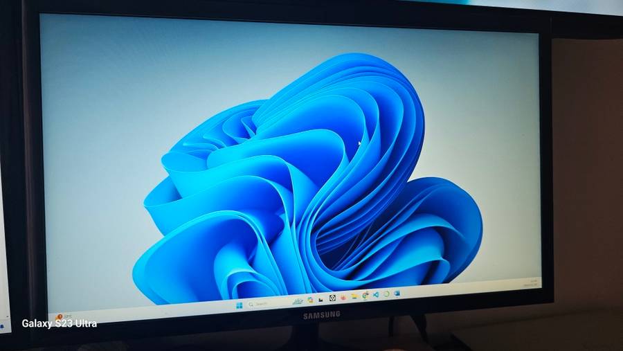 1 x 22` FHD Monitor with Super slim design