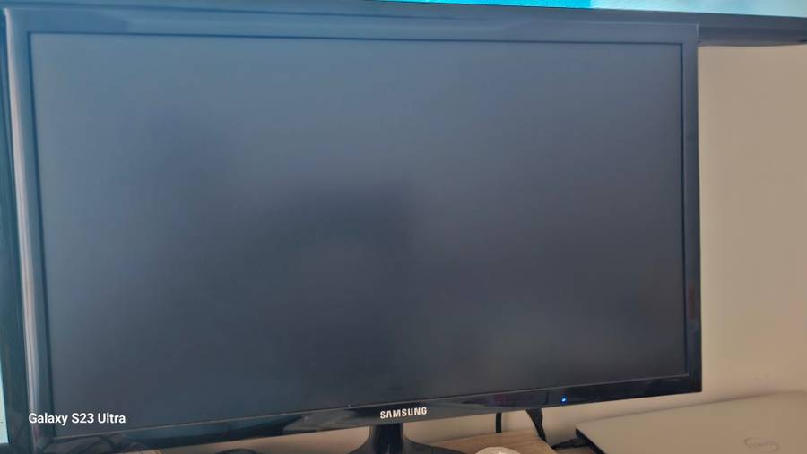 1 x 22` FHD Monitor with Super slim design