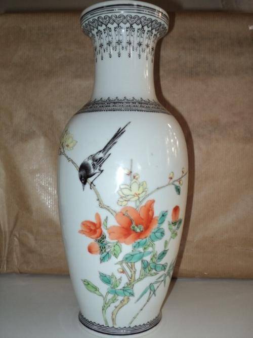 COLLECTABLE JAPANESE HANDPAINTED VASE!!!RARE!