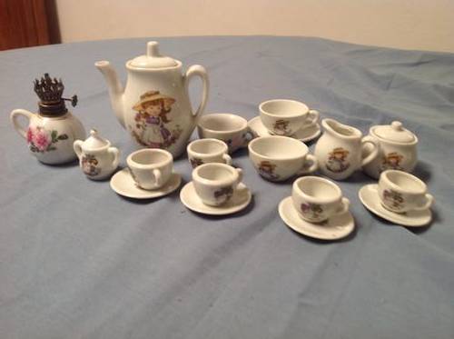 No 138.  Dolls tea set.