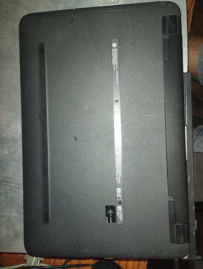 HP 250 G4 - I3-5005U 8GB Ram. needs new battery, no charger