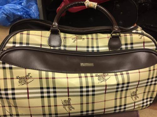 Burberry pulling bag