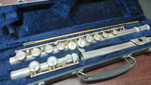 STUNNING FLUTE IN VELVET PRESENTATION BOX. STILL IN PERFECT CONDITION**
