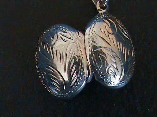 SMALL OVAL STERLING SILVER LOCKET