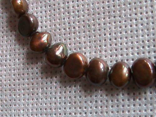 FRESHWATER PEARL BRACELET.  19.5 CM LONG. GOOD GRADE CHOCOLATE COLOUR PEARLS. METAL TOGGLE CLASP.