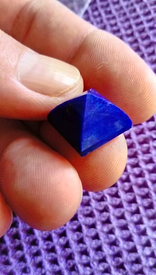 FACETED LAPIS LAZULI PYRAMID.  A GRADE MATERIAL.  +- 14,5 CTS