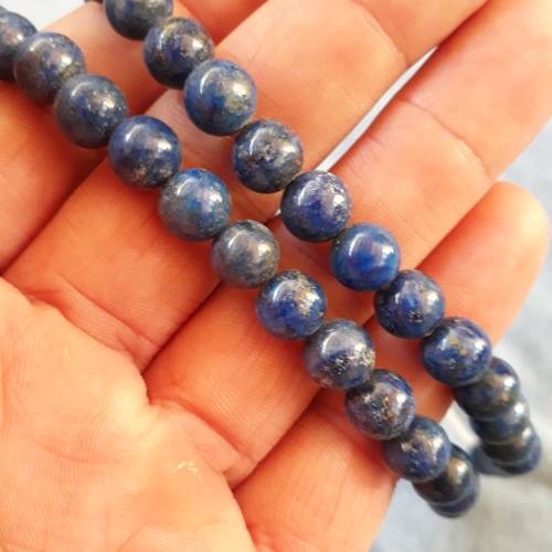 NATURAL LAPIS LAZILI GEMSTONE NECKLACE.  50 CM LONG. 8.5 MM BEADS. MAGNETIC CLASP.