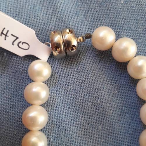 WHITE FRESHWATER PEARL NECKLACE.  8 MM ROUND ,  44CM LONG.  MAGNETIC CLASP.