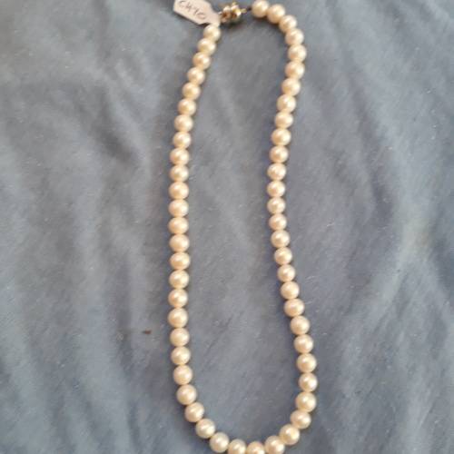 WHITE FRESHWATER PEARL NECKLACE.  8 MM ROUND ,  44CM LONG.  MAGNETIC CLASP.