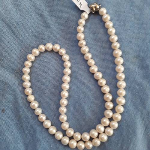 WHITE FRESHWATER PEARL NECKLACE.  56 CM LONG.  8 MM ROUND PEARLS.  MAGNETIC CLASP