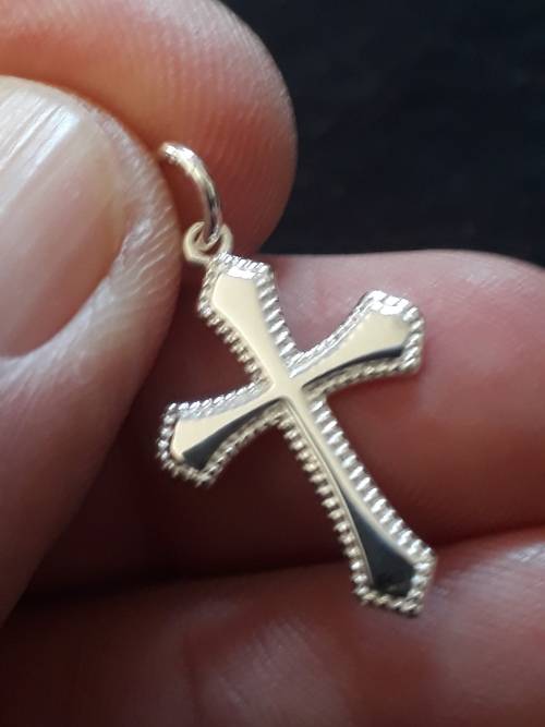 SMALL SOLD STERLING SILVER CROSS PENDANT.   STRONG THICK QUALITY.