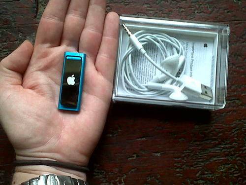 IPOD SHUFFLE 2GB, LIKE NEW