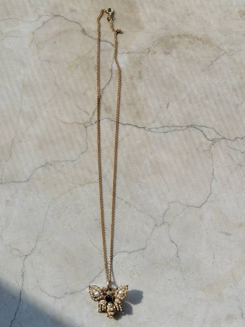 Gorgeous 9CT Gold Necklace and 9CT Gold Bee Pendant with Seed pearls and Garnet