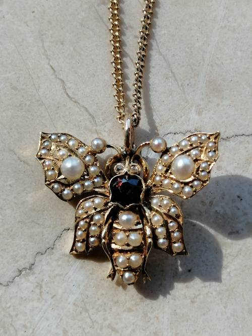 Gorgeous 9CT Gold Necklace and 9CT Gold Bee Pendant with Seed pearls and Garnet