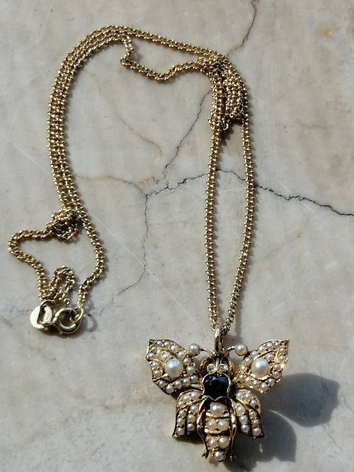 Gorgeous 9CT Gold Necklace and 9CT Gold Bee Pendant with Seed pearls and Garnet