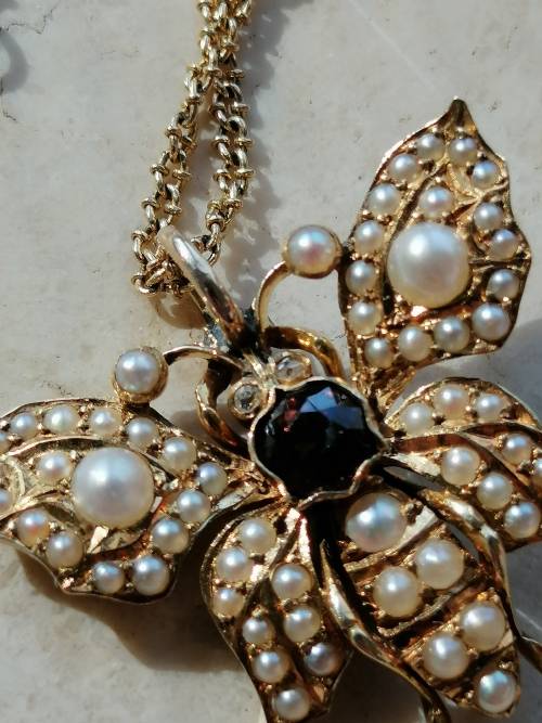 Gorgeous 9CT Gold Necklace and 9CT Gold Bee Pendant with Seed pearls and Garnet