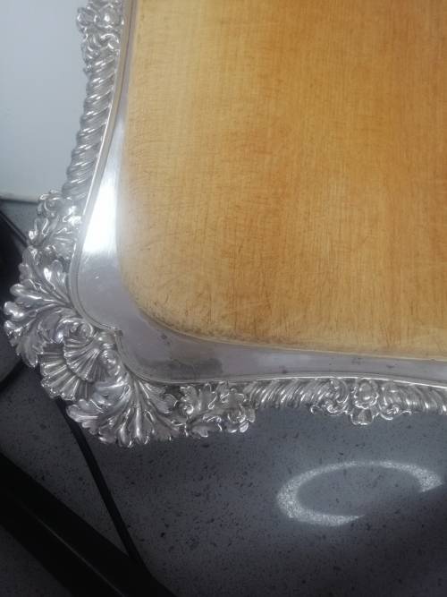 A STYLISH VINTAGE SILVER PLATED BREAD/CHEESE BOARD WITH WOODEN INSERT