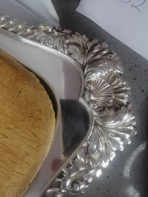 A STYLISH VINTAGE SILVER PLATED BREAD/CHEESE BOARD WITH WOODEN INSERT