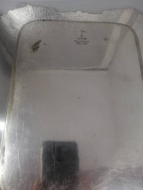 A STYLISH VINTAGE SILVER PLATED BREAD/CHEESE BOARD WITH WOODEN INSERT