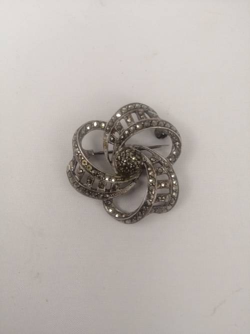 A VINTAGE STERLING SILVER MARCASITE BROOCH