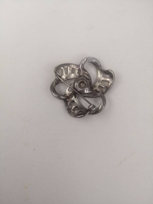 A VINTAGE STERLING SILVER MARCASITE BROOCH