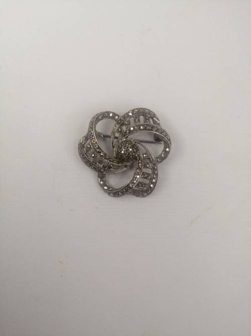 A VINTAGE STERLING SILVER MARCASITE BROOCH