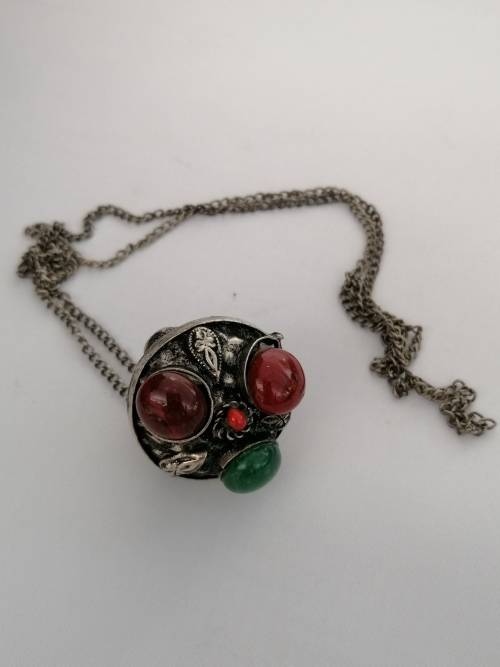 A TIBETIAN SILVER TONE PERFUME/OIL PENDANT WITH AGATES ON A SILVER CHAIN