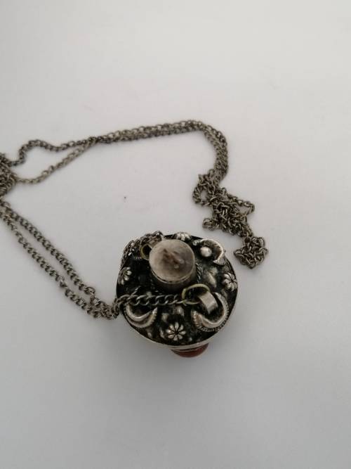 A TIBETIAN SILVER TONE PERFUME/OIL PENDANT WITH AGATES ON A SILVER CHAIN