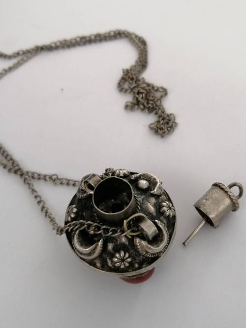 A TIBETIAN SILVER TONE PERFUME/OIL PENDANT WITH AGATES ON A SILVER CHAIN