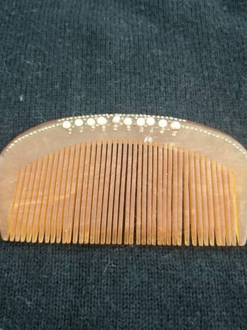 A PRETTY ANTIQUE HAIR PIN/COMB POSSIBLY BAKELITE WITH SEED PEARLS