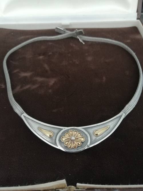 A CLASSY STERLING SILVER AND 22K GOLD NECKLACE