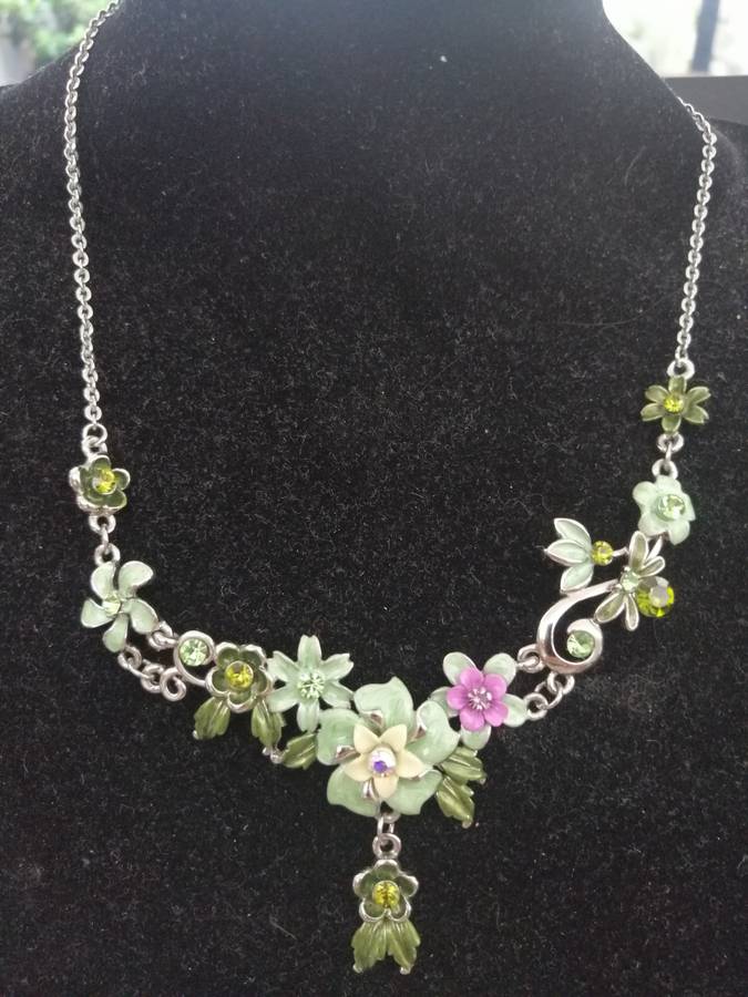 A PRETTY,VINTAGE ENAMELED NECKLACE AND EARRING SET