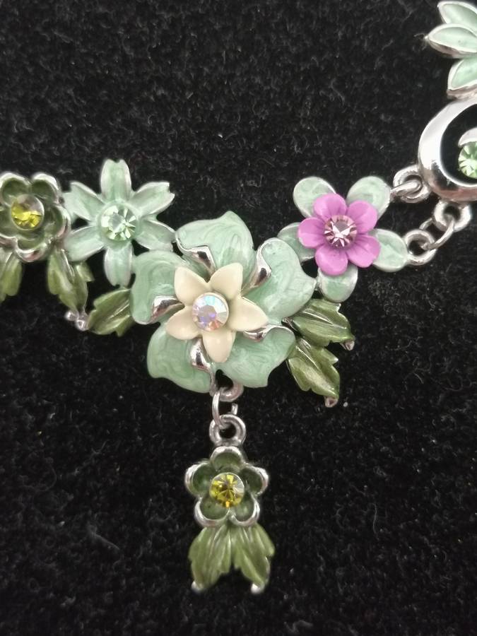 A PRETTY,VINTAGE ENAMELED NECKLACE AND EARRING SET