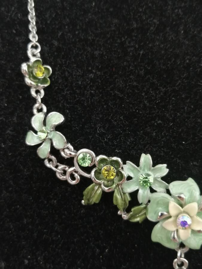 A PRETTY,VINTAGE ENAMELED NECKLACE AND EARRING SET