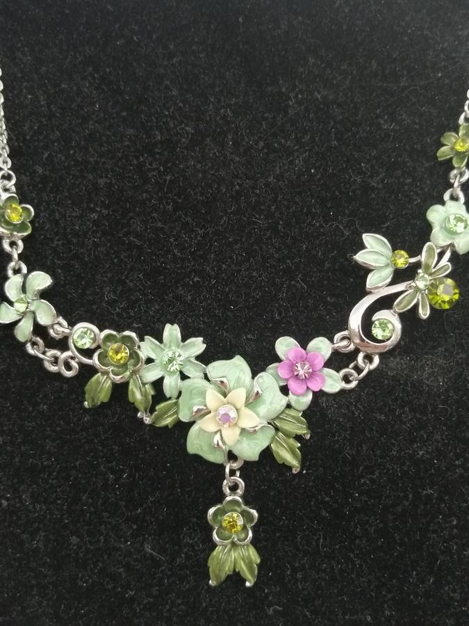 A PRETTY,VINTAGE ENAMELED NECKLACE AND EARRING SET