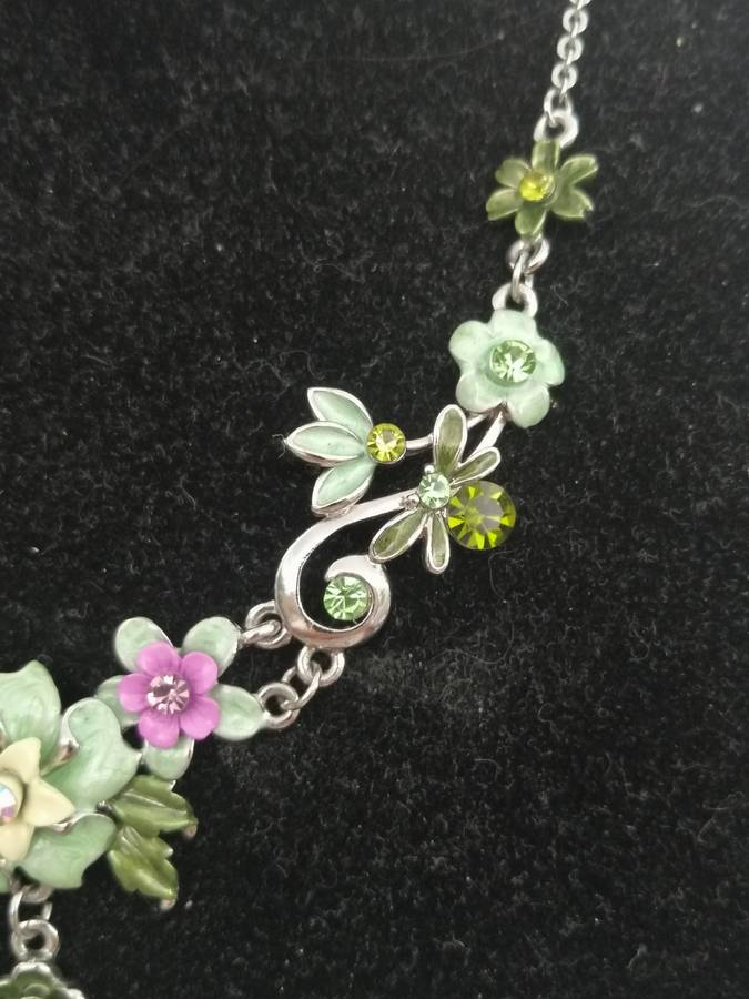 A PRETTY,VINTAGE ENAMELED NECKLACE AND EARRING SET