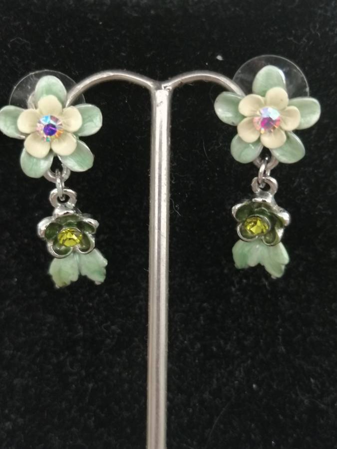 A PRETTY,VINTAGE ENAMELED NECKLACE AND EARRING SET