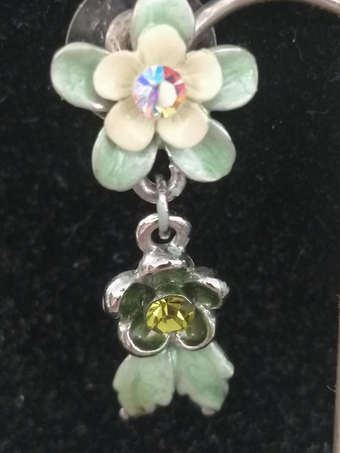 A PRETTY,VINTAGE ENAMELED NECKLACE AND EARRING SET