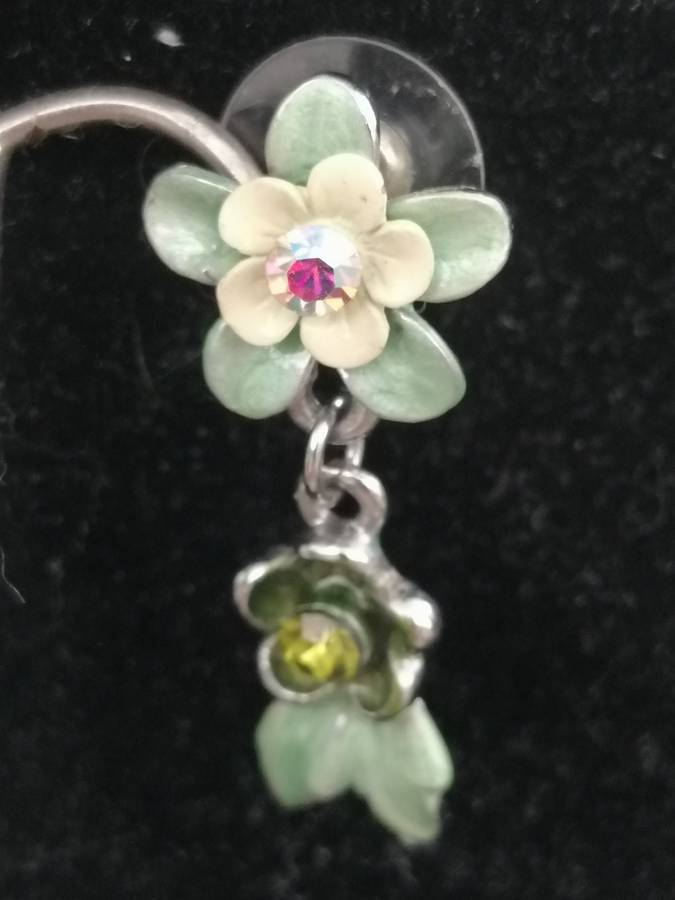 A PRETTY,VINTAGE ENAMELED NECKLACE AND EARRING SET