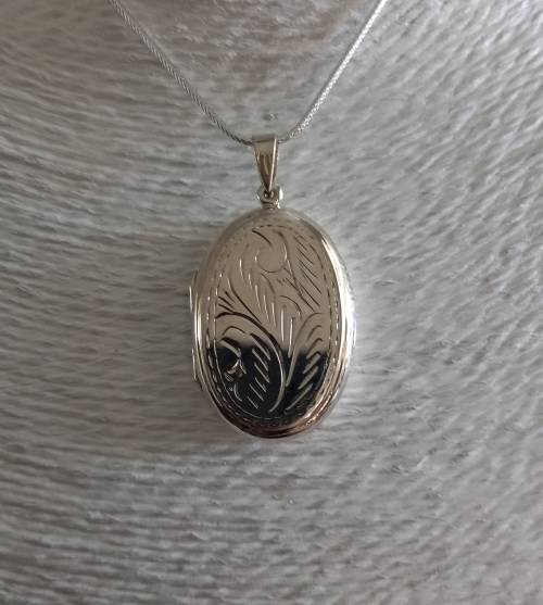 925 LARGE STERLING SILVER LOCKET WITH ENGRAVING