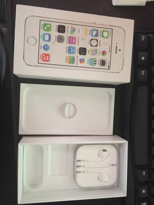 iPhone 5s 16GB Silver 3years old like new