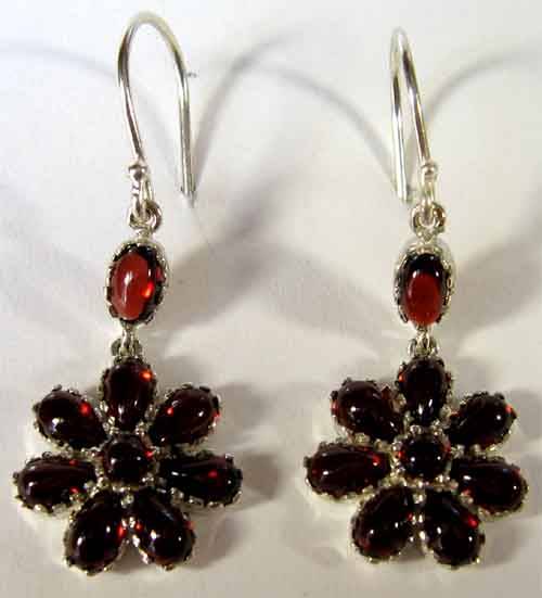 Stunning a pair of - Sterling Silver and Genuine Garnets Earrings
