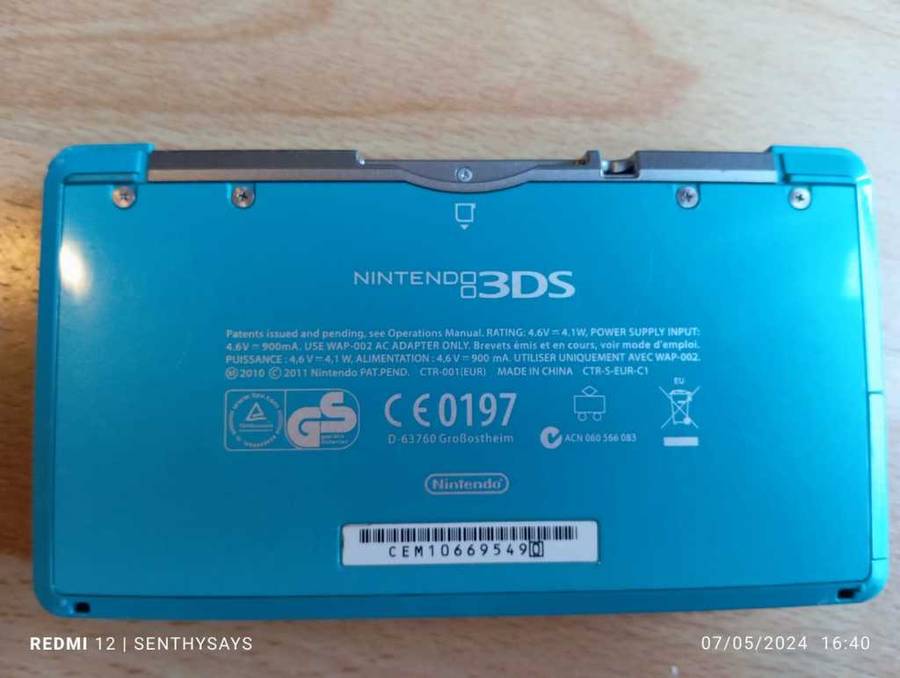 Nintendo 3ds console with original charger and memory card / stylus / carry case