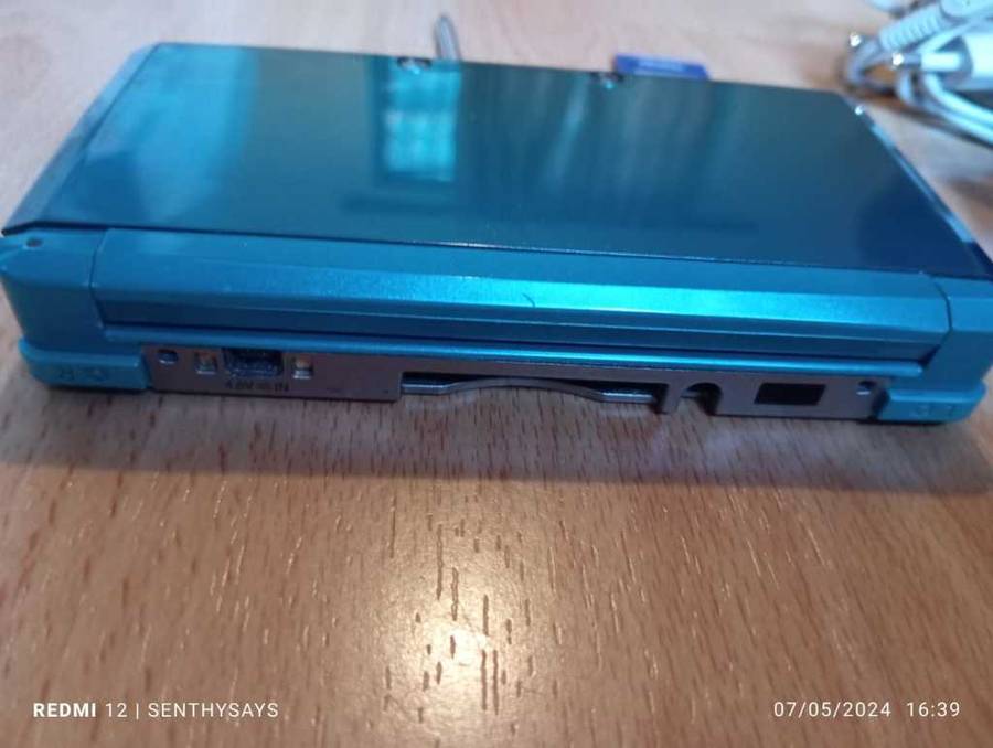 Nintendo 3ds console with original charger and memory card / stylus / carry case
