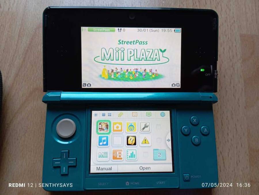 Nintendo 3ds console with original charger and memory card / stylus / carry case