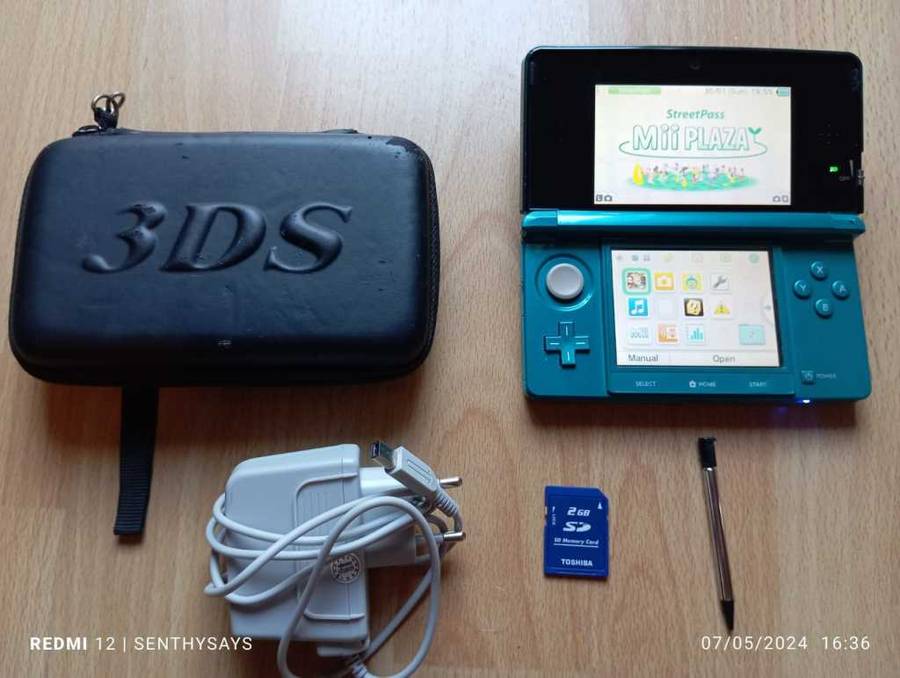Nintendo 3ds console with original charger and memory card / stylus / carry case