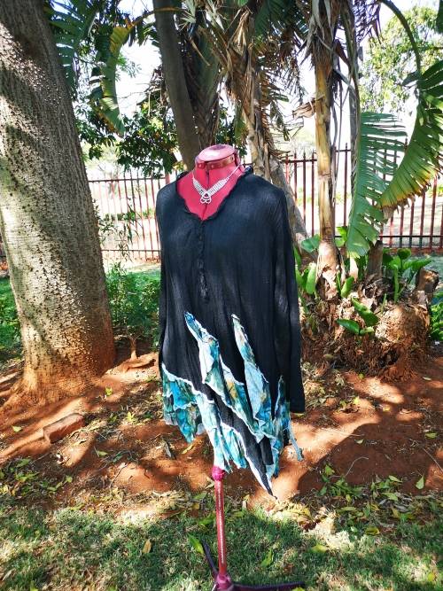 Beautiful Bozz top on auction. Size XL / XXL