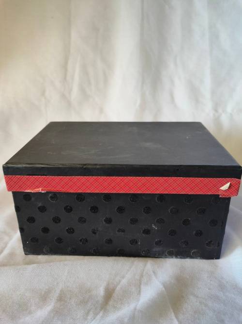 A beautiful gift box with 6 mini glasses