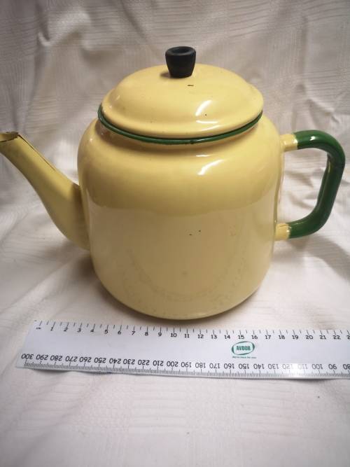 Vintage enamel tea/coffee pot (kettle) . In good condition