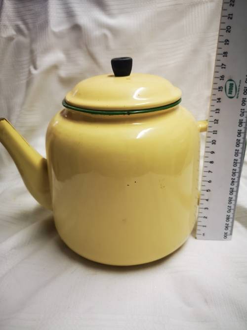 Vintage enamel tea/coffee pot (kettle) . In good condition
